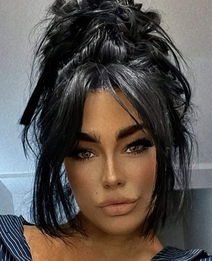 OCGXXXXXXX's tweet photo. Black haired barbie 👸🏻

Findom https://t.co/9OnuEApT7u