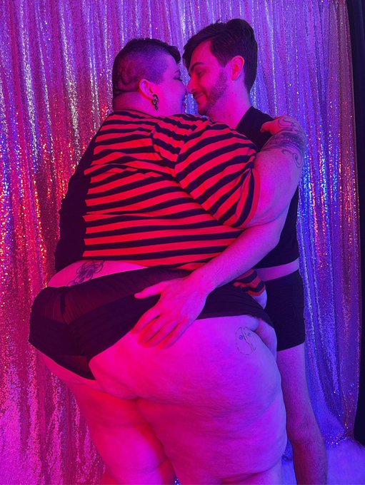🌘Reenaye Starr🌒 ONLYFANS.Com/ReenayeStarr - 2 pic. I’m married to my best friend who is also the best little subby a fat babe could ask for ;) https://t.co/Ljd23bfiW0