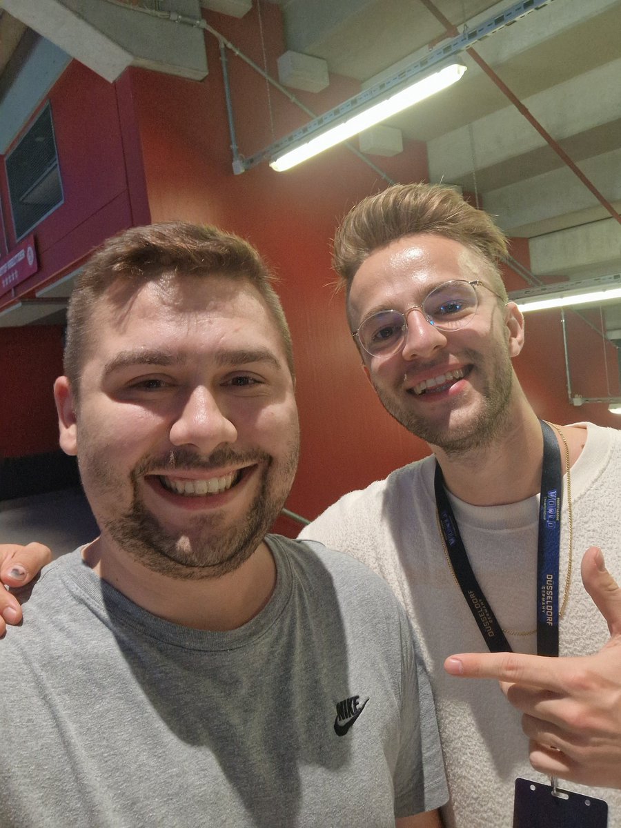 Legginho94's tweet photo. Danke für das Selfie und das Gespeäch. Vielleicht sehen wir uns nächstes Jahr auf der IEM Cologne wieder 😎 @pulse_max https://t.co/e9ZK4mYlPB