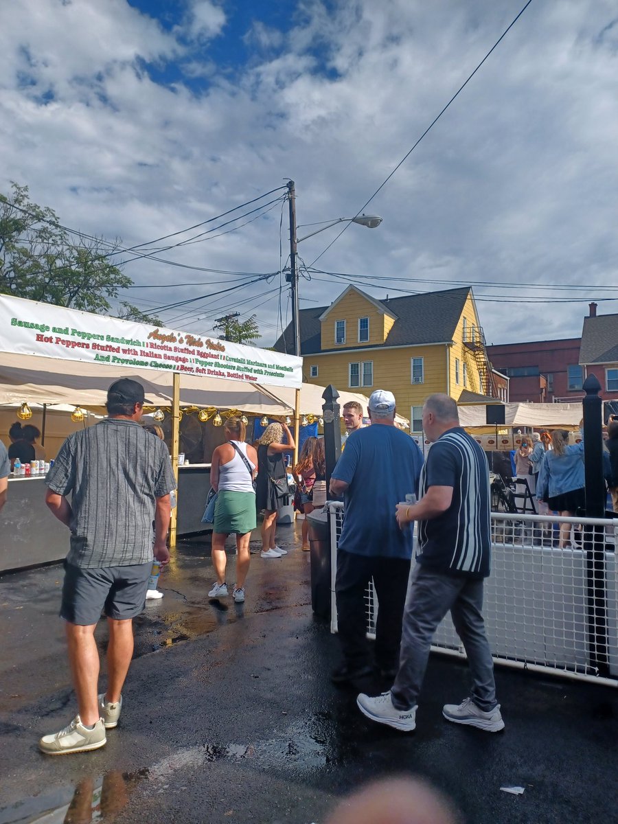nicole_runaway's tweet photo. The sun has come out, "My Way" is playing, and the Italians are very happy. #feastoftheassumption #cleveland #littleItaly https://t.co/dLEbaDt63n