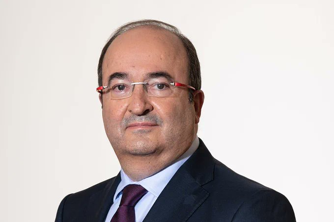 Mireu-lo bé. Fa cara d'estudiant? Doncs no, és un fill d.p. que va esmerçar diners públics, diners de tots ocupant plaça a la facultat durant cinc anys i no va aprovar ni una sola assignatura, fins que el van fotre fora. A què es dedica? A la política. Pregunteu-li quan cobra...