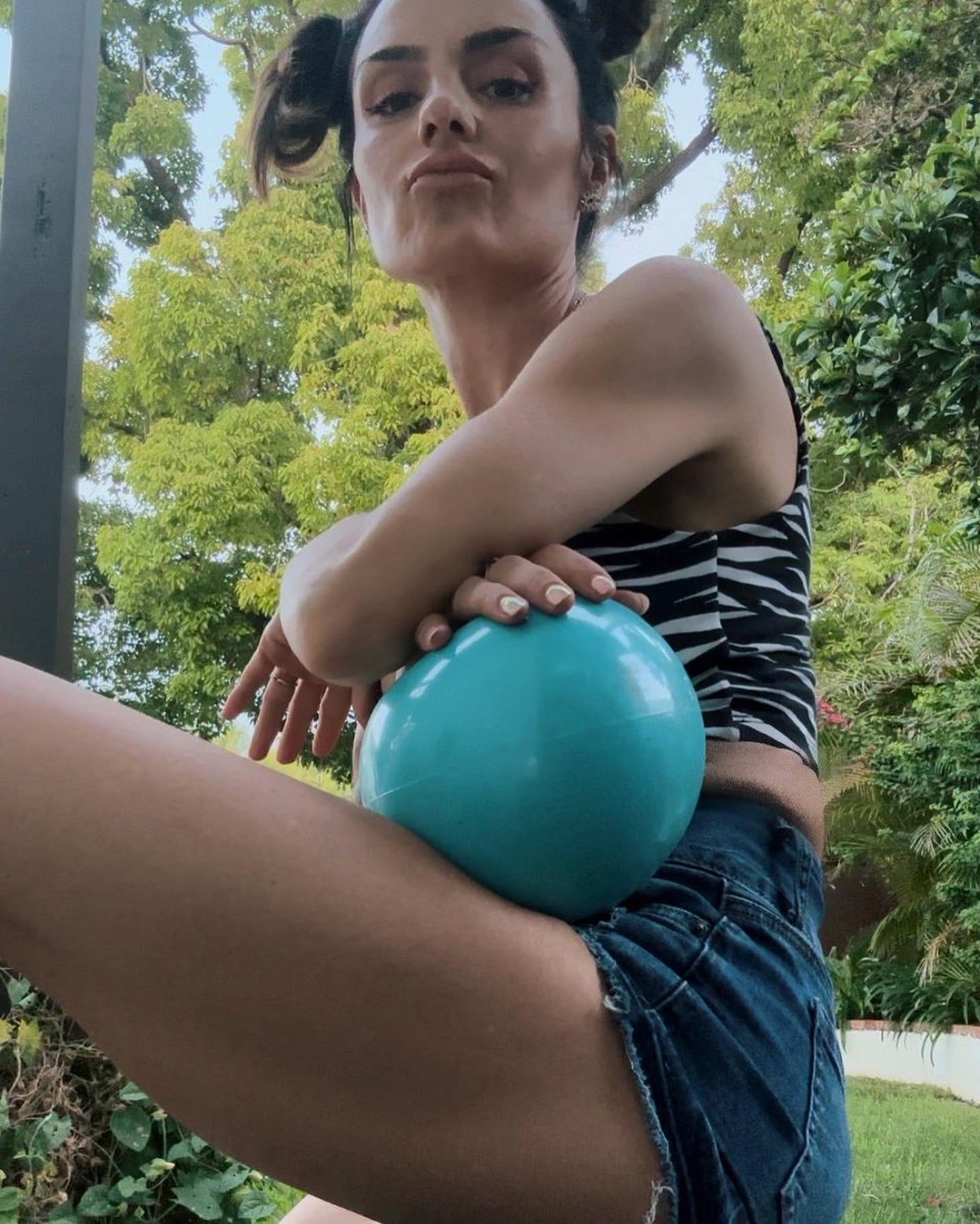natashajanej's tweet photo. I’m gettin blue balls just waiting this song to release already ! 🤪
Have you pre-saved it yet ?!! #linkinbio
6 6 6 6 6 more DAYZ
#pinkroses #Aug18th #njj https://t.co/bA34ictf11