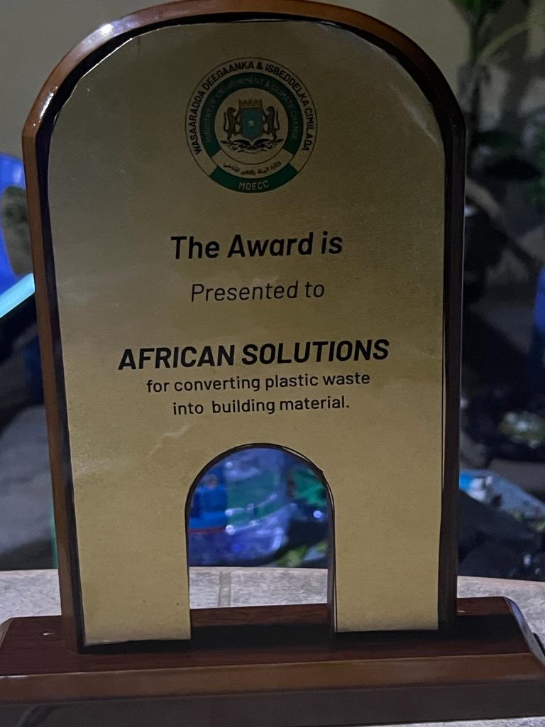 AfrSolution's tweet photo. Thanks 2 ⁦@MoECC_Somalia⁩ 4 the
 Award on 10th Aug2023 ⁦@CompanyAfrican⁩ 4 our outstanding efforts in turning plastic waste into building materials through♻️🌴 created job opport by preventing #Pollutions ⁦@KhadijaMakhzumi⁩ @UNDPSomalia⁩ ⁦⁦@FinlandinSom https://t.co/zab9dVc7gn