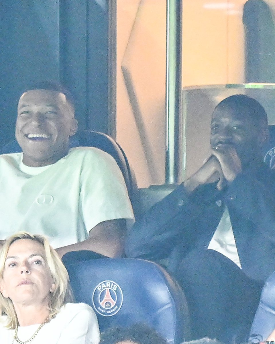 Sportsbuzinfo's tweet image. Kylian Mbappe and Ousmane Dembélé kicked it in the stands for PSG's season-opening draw against Lorient 🤝

#PSGLorient #Mbappe #Dembele