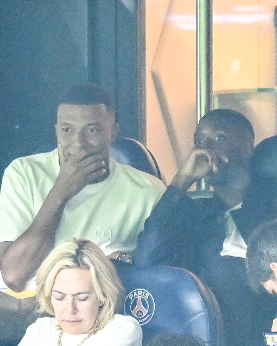 Sportsbuzinfo's tweet image. Kylian Mbappe and Ousmane Dembélé kicked it in the stands for PSG's season-opening draw against Lorient 🤝

#PSGLorient #Mbappe #Dembele