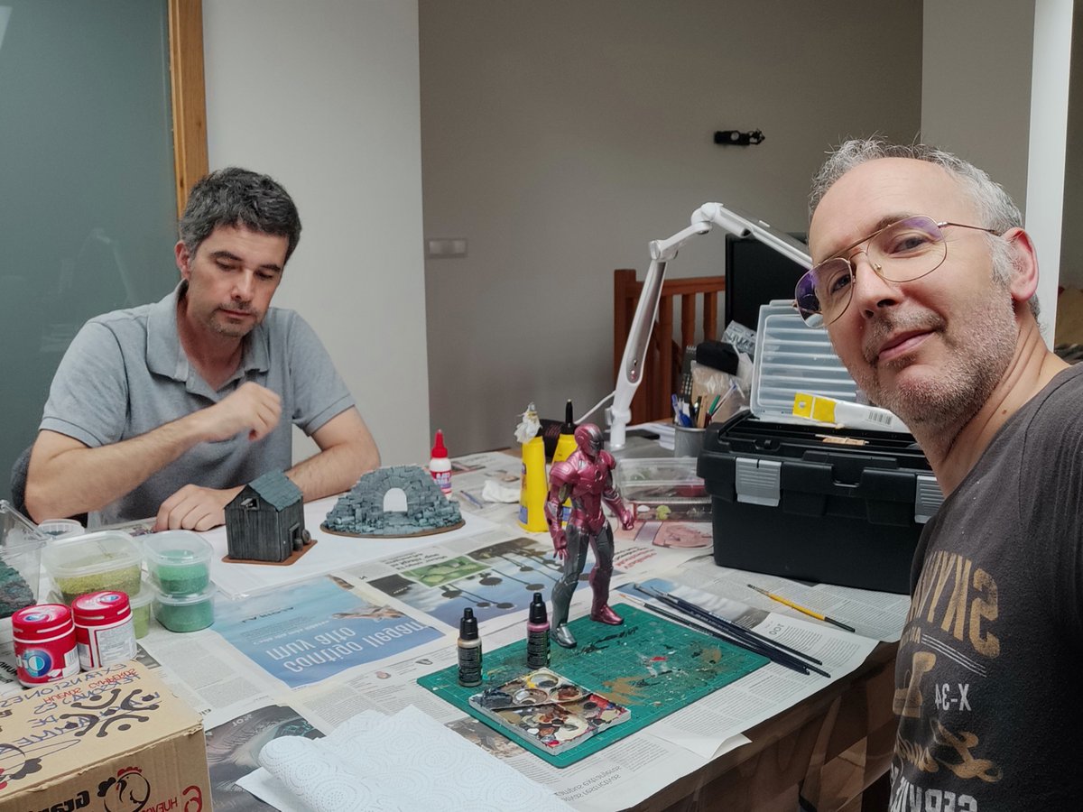 juanjoharo's tweet image. Hoy ha tocado tarde de pintura con el amigo Roberto -un crack creando #escenografia -y continuar con el #ironman que había dejado a medias

#pintando #miniaturas #painting #hasbro #juguetes #toys #actionfigures #topjuangeek #friki #geek #twitch #streamer #greenstuffworld #relax