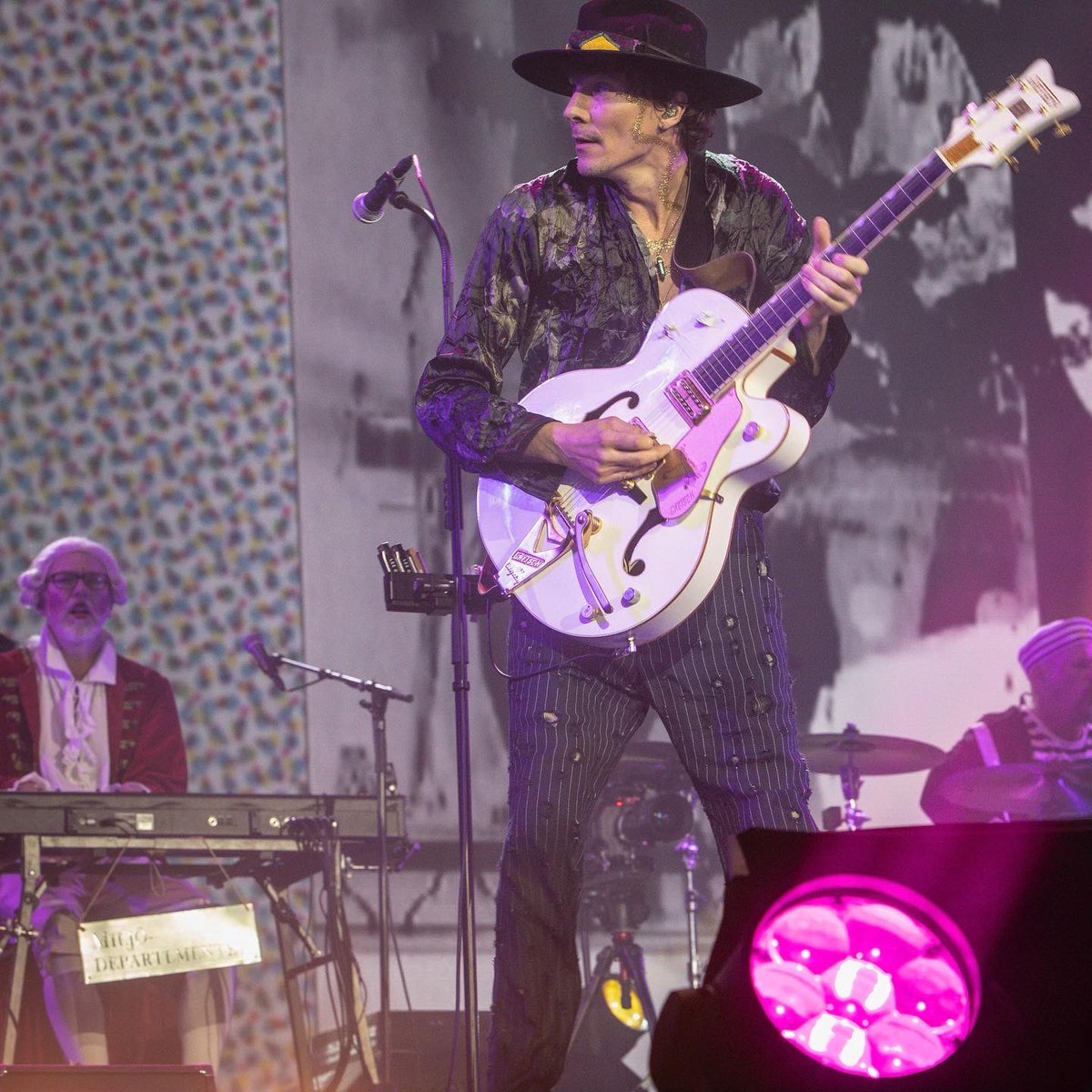 Håkan Hellström har skylten från #miljödepartementet på Way Out West!! 😻