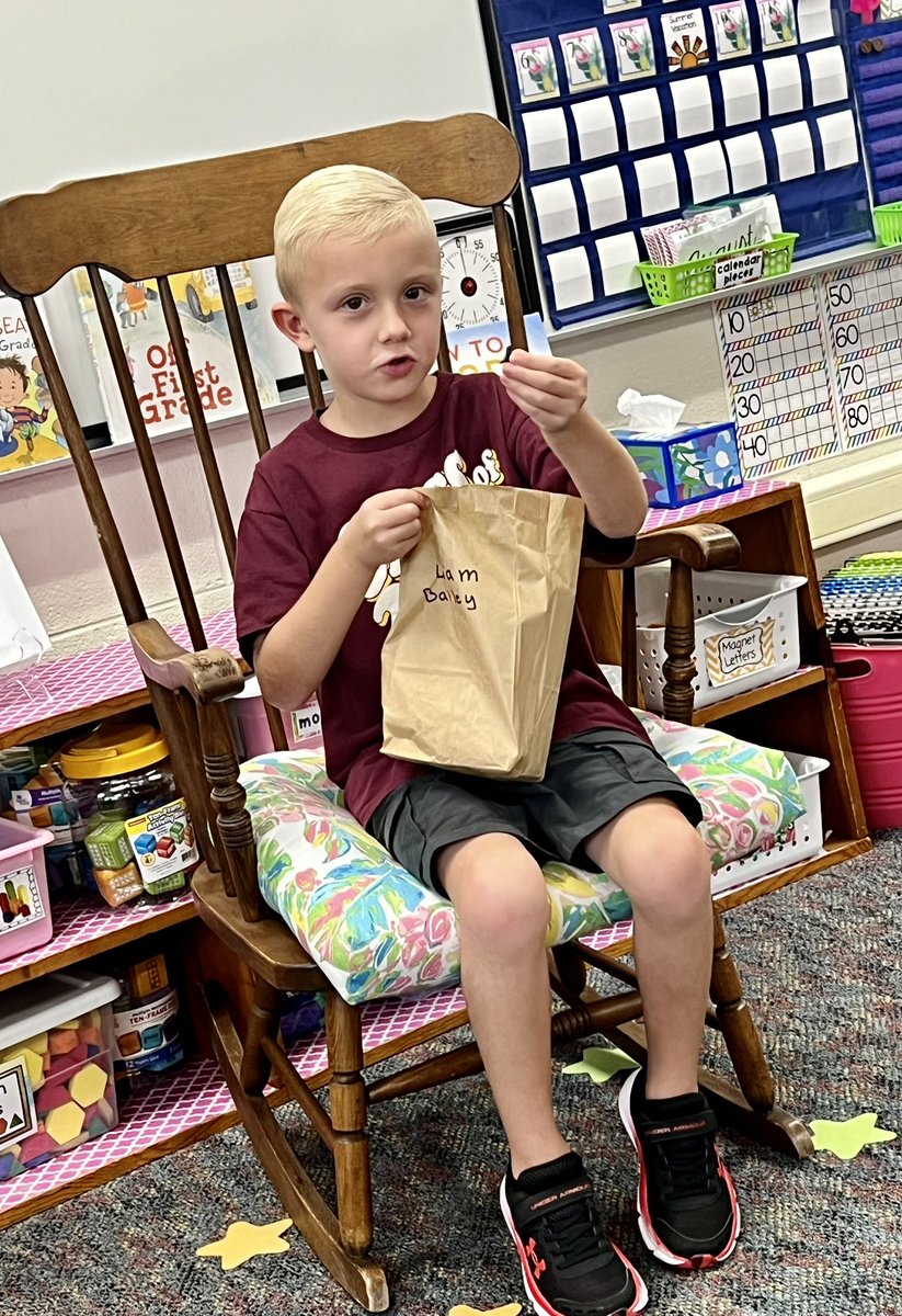 MrsMartinSmiles's tweet photo. Me Bags helped us get to know one another better and a lot of connections were made! π₯° #FunInFirstGrade #EldaExcellence #ClassroomFamily https://t.co/ExjswTbSgp