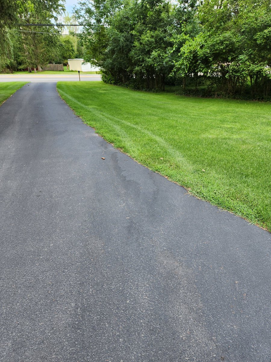 JRRowlands585's tweet image. @amazon driver fail.  If they cannot drive up a driveway and back down should they be a driver...or should they just drive on the customer's lawn. #amazon #driverfail