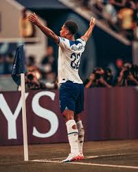 JLSanchez78's tweet photo. ⚽️ JUDE BELLINGHAM y su CELEBRACIÓN 

Siempre ha celebrado así los goles. No provoca. Nunca ha generado polémica. Nunca.
Hasta que ha llegado a LaLiga...

¡Disfruten de @BellinghamJude! https://t.co/tqU64WoVOH