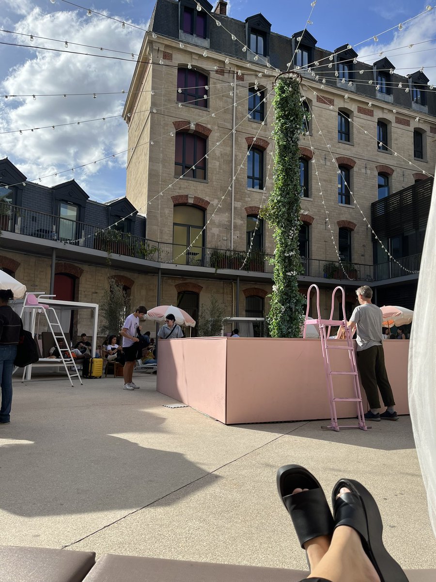 daylightduarte's tweet photo. ces transats sont trop cozy j’ai cru que j’allais jamais me relever mdrrr @lenasituations merci d’avoir créé un lieu qui permet de se sentir en vacances même en restant sur paris 🩷 https://t.co/NRRCwzlr8G