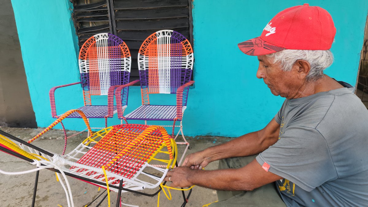 PINTAMOS LA VIDA DE MIL COLORES

Este #12Ago visitamos al sr. Félix Alberto Cardoza, con una sorpresa, ademas de acompañar y ver su #emprendimiento que realiza día a día como lo es tejer en mimbre en la P/Guasdualito #AltoApure  #JovenesValientes #LaPazEsClave #DiosEsBueno