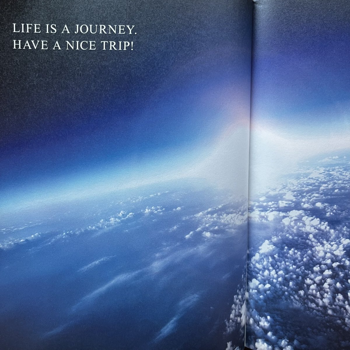 hs_spoon's tweet photo. 100/100

人生は旅━━━

このJourneyという本の100コの言葉は
人生が旅であると考え
「人生が楽しめるのも楽しめいないのも
全ては自分次第」という
メッセージだと感じました

皆さんの人生がステキになるキッカケに
なるような言葉と出会えたなら幸いです https://t.co/pR2uD3dEbq