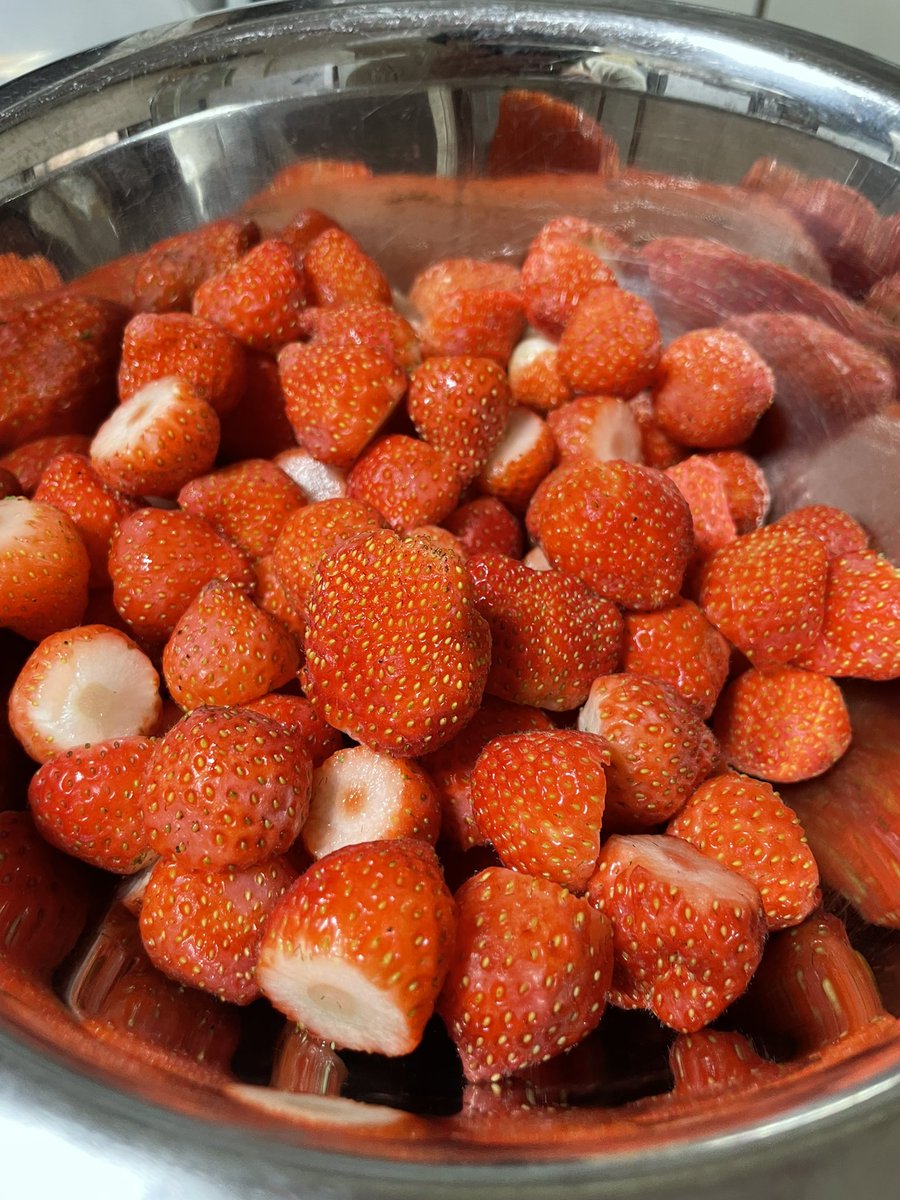 本日日曜日も新琴似神社10時17時、道産採れたて生イチゴあります。