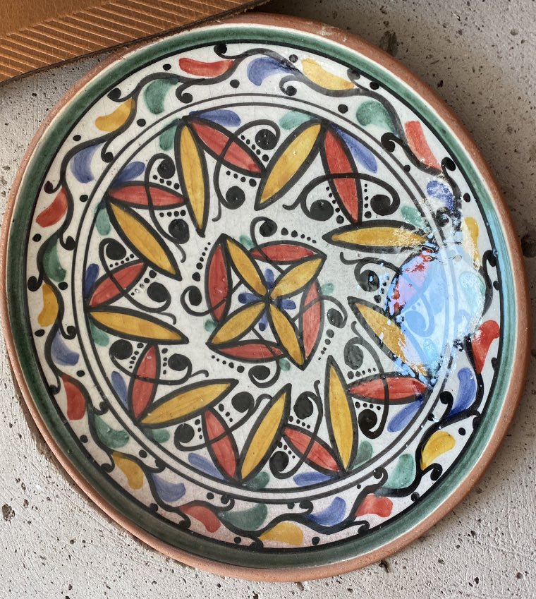 Hola! Estic buscant un plat d’aquest estil. Aquest el vaig comprar a La Pineda fa uns anys, però la botiga ha tancat i ara no en trobo per enlloc. Algú sap on en podria trobar? Gràcies! @ACeramistesCat <a href="/FAAOC/">FAAOC</a> <a href="/afad_associacio/">afad_associacio</a> <a href="/holaceramica/">Hola Cerámica</a> <a href="/escolaesplugues/">Escola de ceramica</a>