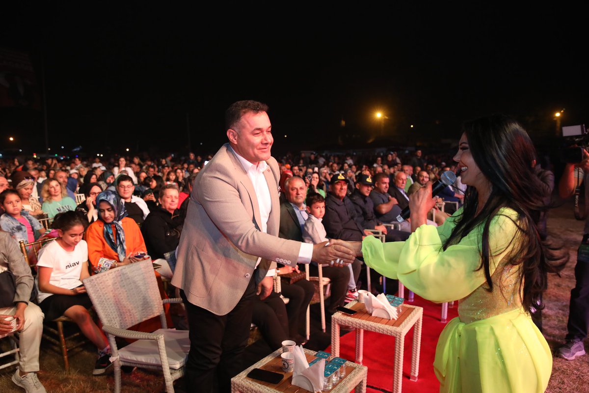 Ne kadar muhteşem bir gece, ne kadar güzelsin Gökbel!

17. Geleneksel Gökbel Yaylası Yağlı Pehlivan Güreşleri’mizin ilk akşamında ünlü sanatçılar Ayşe Dinçer ve Sibel Can muhteşem konserlere imza attılar. Değerli Sanatçılarımıza ve alanımızı hınca hınç dolduran yaklaşık 70 bin