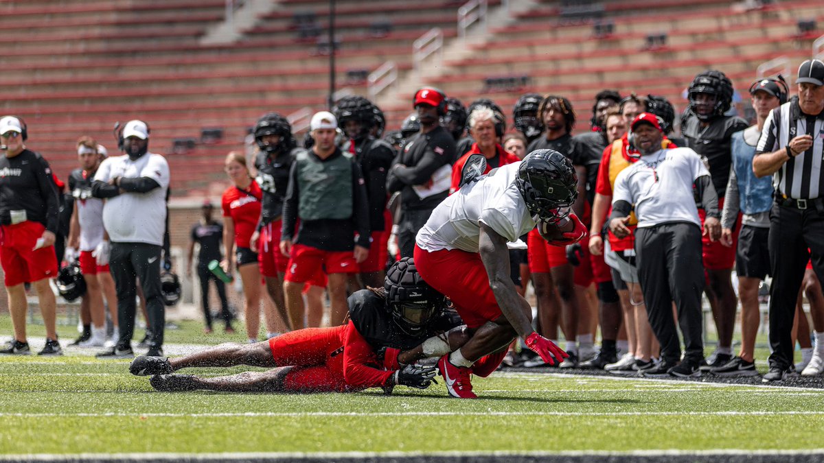 ᴇꜰꜰᴏʀᴛ. ᴀᴛᴛɪᴛᴜᴅᴇ. ᴛᴏᴜɢʜɴᴇꜱꜱ. First scrimmage of fall camp✅ #Bearcats