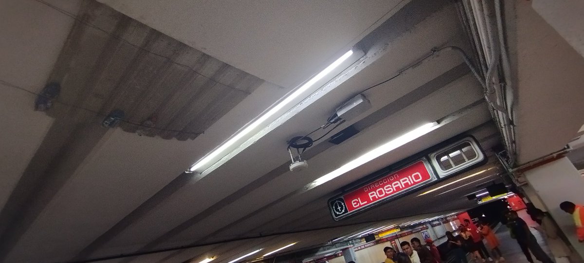 brayancon's tweet photo. @MetroCDMX tenemos wifi y una lamina con botellas y un alambre, eso es poco seguro sea cual sea su función... https://t.co/5krSzCJ7Hk