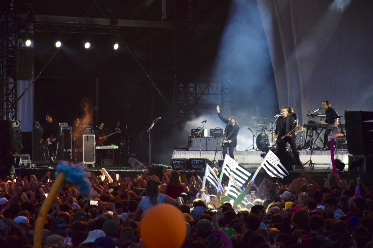 MaelPrevost's tweet photo. Matmatah arrive à la Fête du bruit!!
Ambiance entre le public landernéen et le groupe brestois ⚡️
#fdbLanderneau @OuestFrance29 https://t.co/F3Dr6vVfos