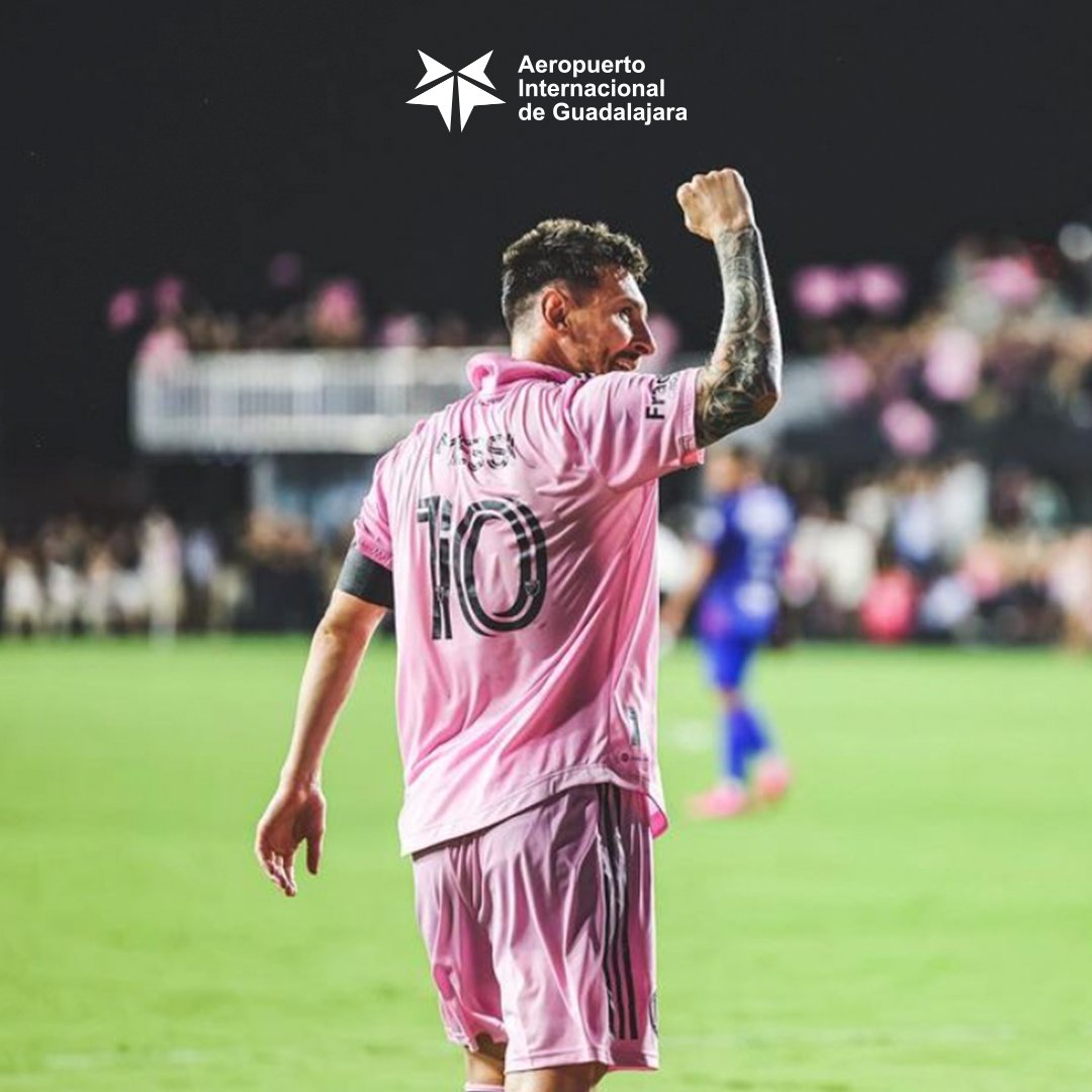 Aeropuerto_GDL's tweet photo. ⚽🌴 ¡Vuela con @viajaVolaris hacia Miami y únete a la emoción del fútbol en el #LockhartStadium del @InterMiamiCF! ¿Imaginas ver jugar a Messi en vivo? Haz realidad tu sueño deportivo en una ciudad llena de energía y diversión. https://t.co/acUKxJRUXm