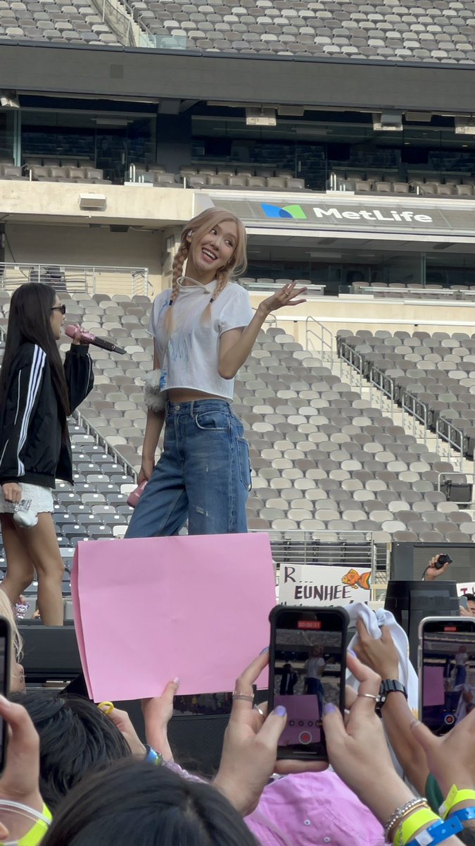 t___pain's tweet photo. blackpink is in my area. (metlife soundcheck)
#BLACKPINKinMETLIFESTADIUM #BLACKPINK_BORNPINK https://t.co/QnEMtkYoB6