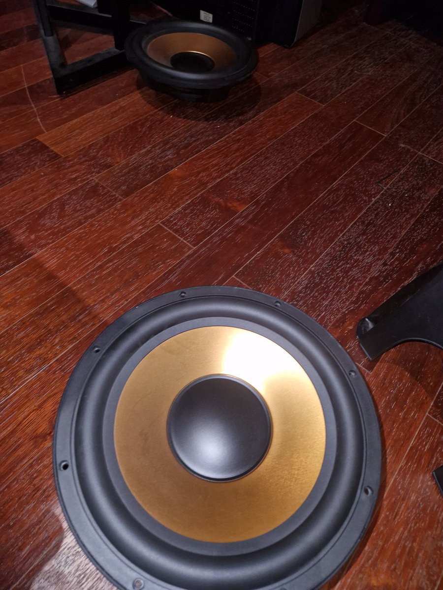 GiufaO's tweet photo. Aujourd'hui j'ai réparé un Subwoofer HC Klipsch RSW 12
Cette daube est une tuerie 🔊🔊🔊
"Klipsch RSW-12 Subwoofer Top Line, 2400 Watts, 2 12" Drivers, 36DB Crossover, Deep, Extended, Powerful, Ex Sound Black"
#Klipsch #THX #Atmos #TRUEHD
#DolbyDigital #Denon #Yamaha #Marantz https://t.co/26Il9nMmg2