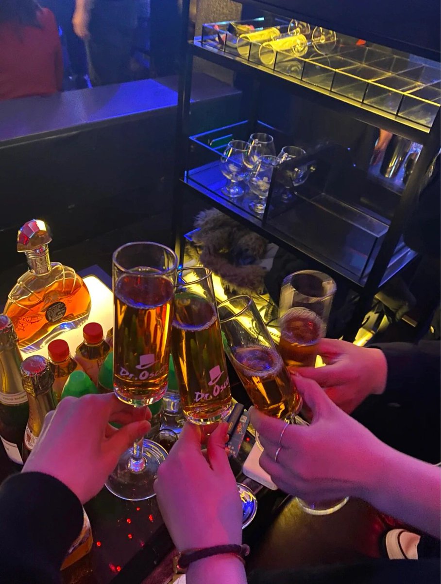 daltonmwapoa's tweet photo. Saturday night with my girls🥂 https://t.co/3doUUozDpM