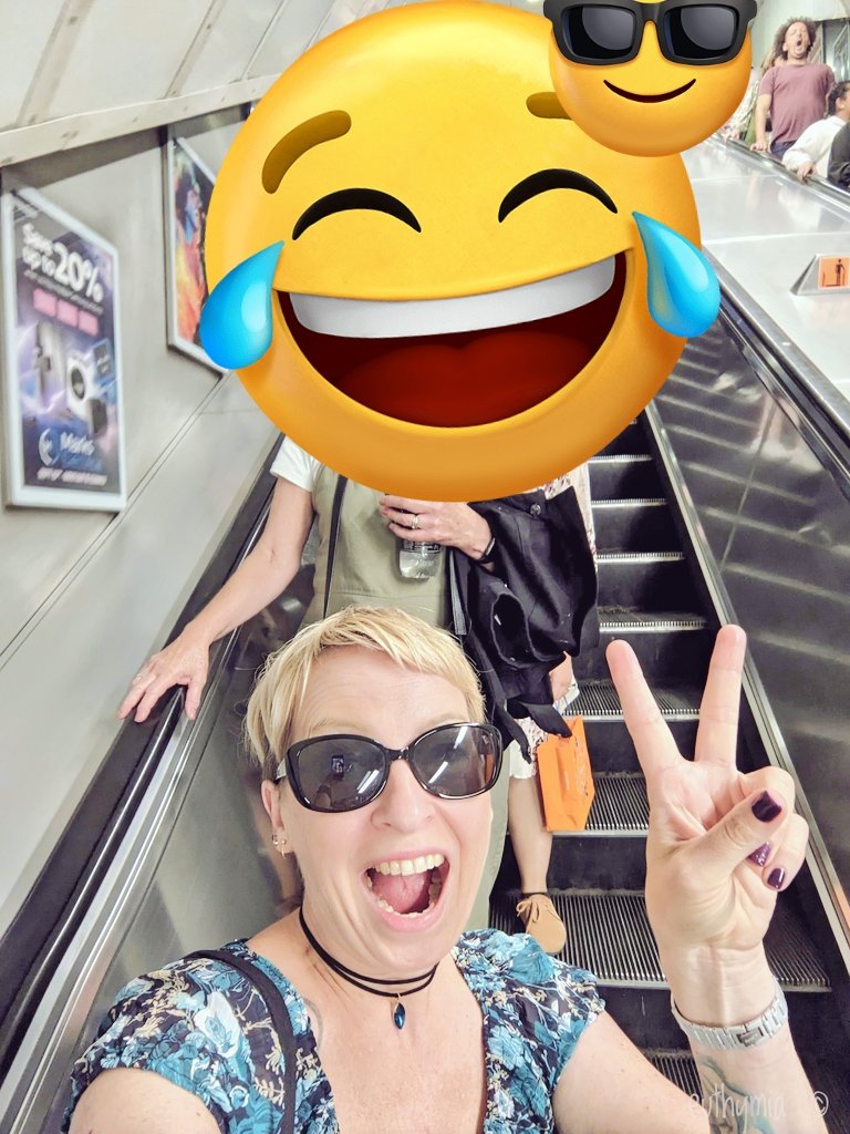 Euthumia's tweet photo. This random guy 😂😂
Én hülye fejeket vágok, hogy takarjam, hogy csúf vagyok, deeee az ásító pasi ott jobbra fent remek egy pofa 🤣🤣🤣
#londonthings https://t.co/4CZ3Hj5Exo
