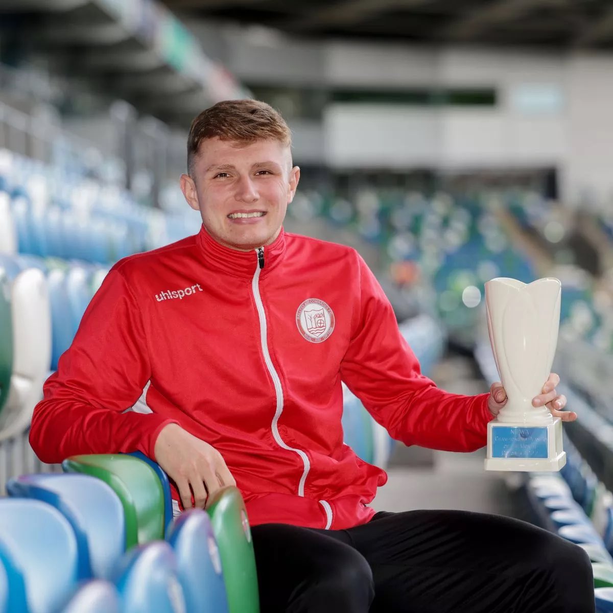 PLAYRFITCHAMP23's tweet photo. 🚨💫 One to watch 

Name: Darius Roohi 👀
Club: @BallyclareFC 🔴
Position: Striker ⚽️
Number: 9️⃣
Age: 2️⃣4️⃣
Previous clubs: distillery⚫️⚪️,Psni🚔, Breda ⛪️, Warrenpoint🔵, Ards🔵🔴
Nationality: Iran/NI 🇮🇷🇬🇧
Contract: 1️⃣ season
Speciality: Goals⚽️💫 https://t.co/6FTOTvs8pr