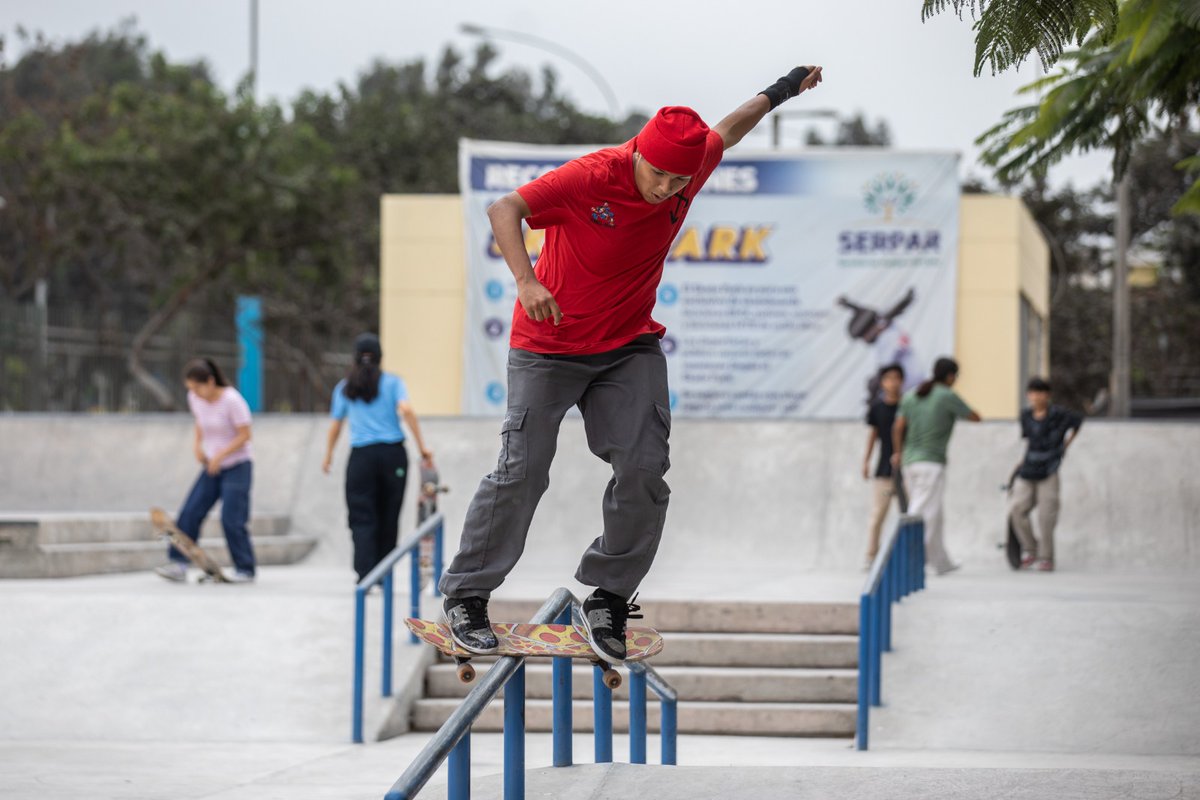 MuniLima's tweet photo. ¡Skateboarding en Lima!
Así se vivió el primer Campeonato Semillero desarrollado en el #ClubMet Lloque Yupanqui, donde llegaron decenas de jóvenes y niños para demostrar su gran talento en este deporte urbano. https://t.co/Tbxl41KVR0