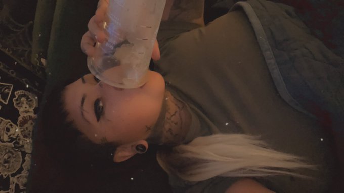 Just you know&hellip;my fat ass getting spoiled with ✨Starbucks✨ https://t.co/xHW4CIgOAd