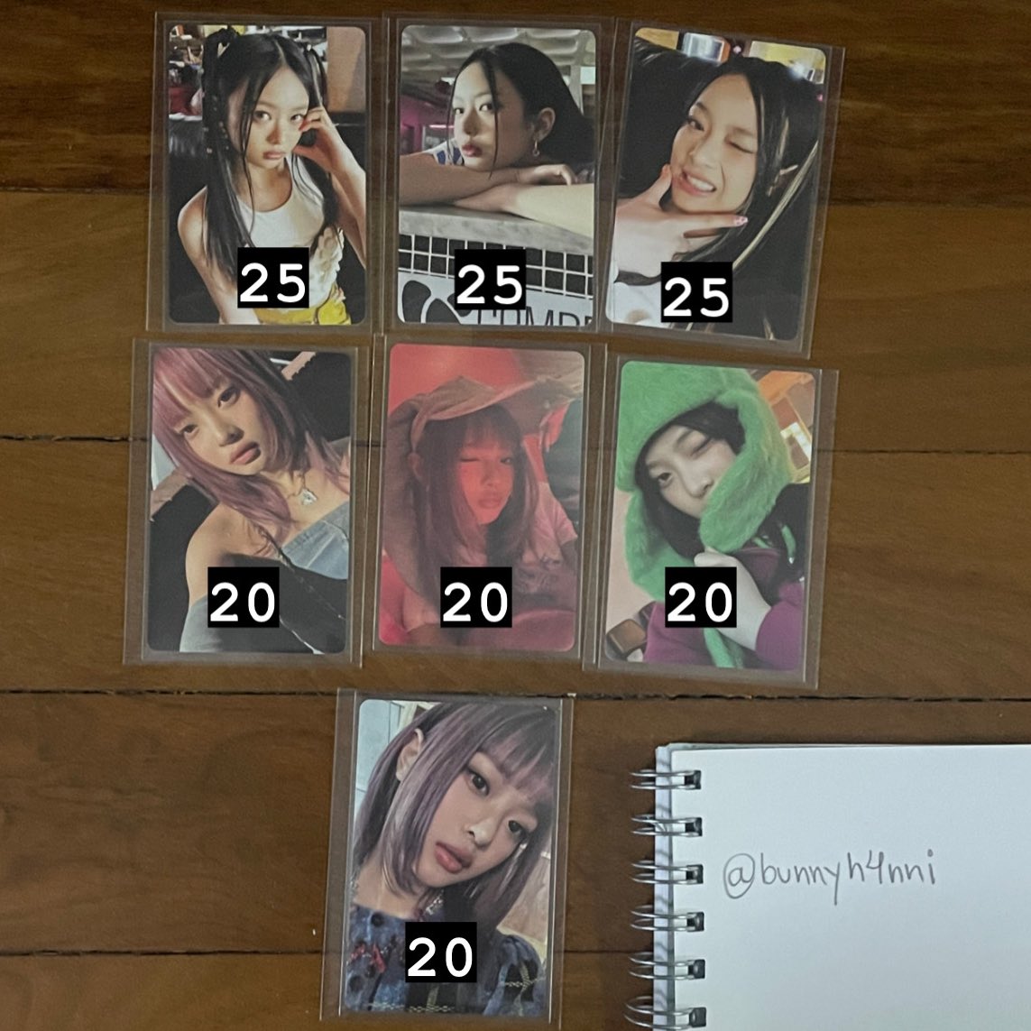 pompuppurin's tweet photo. VENDO/VENDA HANNI 

- preços na imagem + frete de 12 reais por carta registrada ou superfrete a calcular (sou do rj)
- minhas primeiras vendas mas mando fotos e vídeos dos cards e do processo de embalagem 
- prioridade pra quem levar mais de um! 
- envio na segunda e na quinta! https://t.co/nqGA6YtPwX