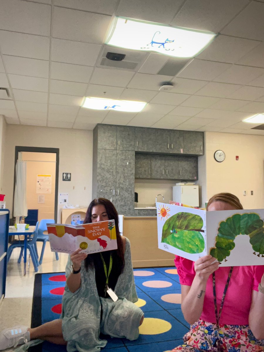 CarlenaSheeran's tweet photo. The #HCSPreschool TEAM of Helton & Ramsey @GCBurkhead are ready to welcome their #BittyBruins to school! 👫🏽 They visited the @hardincountylib, wore sunglasses, read & played on a community play area. 💛🐻🩵 #HCSBetterTogether #ReadyForPreK #BingoChallenge #BittyBruins #Teamwork https://t.co/sgvRKLFrRy