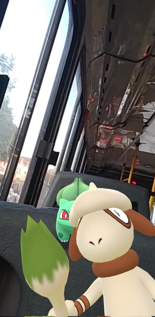 MariePique's tweet photo. Cómo cuando le estás sacando una foto a tu pokemon y de repente.... 😂😂😂
#PokemonGO #Bulbasaur https://t.co/9NU9nSqFZI