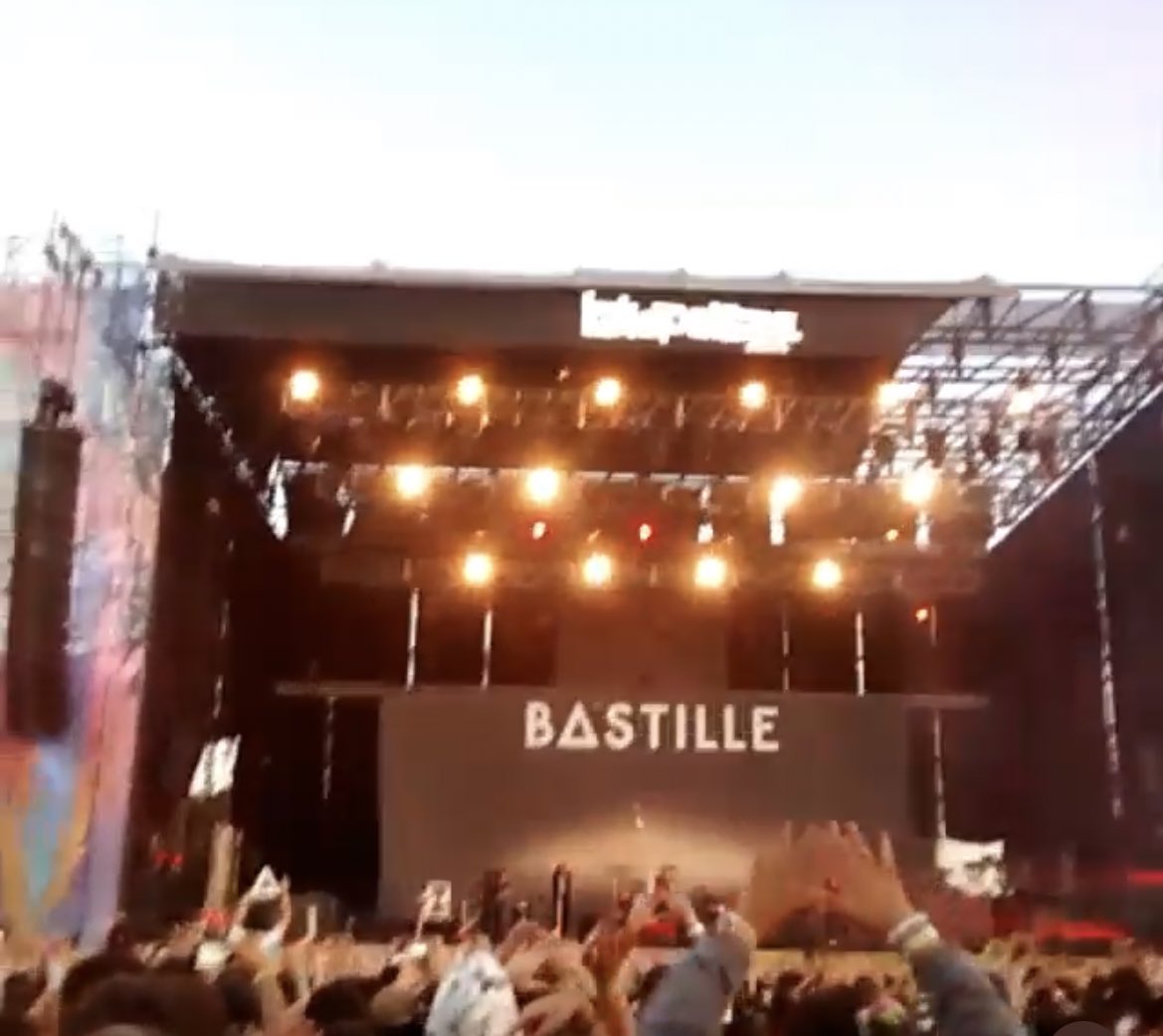 JustValentina_'s tweet image. Fui a la segunda edición del Lollapalooza en el año 2015 y desde esa vez no pude dejar de ir edición tras edición 💗💗
Pd. La foto más movida viendo a bastille romperla 🙌🏻 #DFConcertWeek #LollaAr