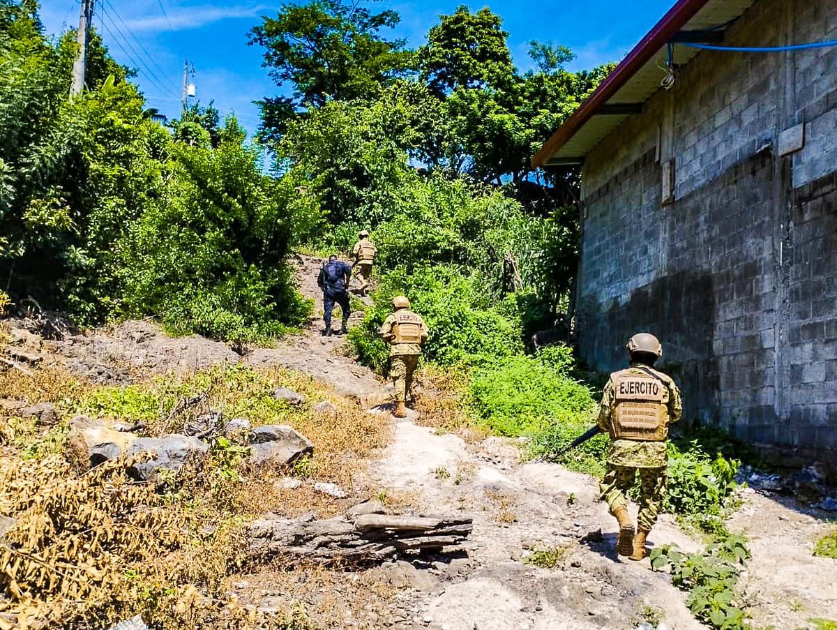 DefensaSV's tweet photo. La @FUERZARMADASV continúa trabajando 24/7, brindando seguridad a la población honrada a través de la #Fase4 del #PlanControlTerritorial. https://t.co/FgqHhL8of6