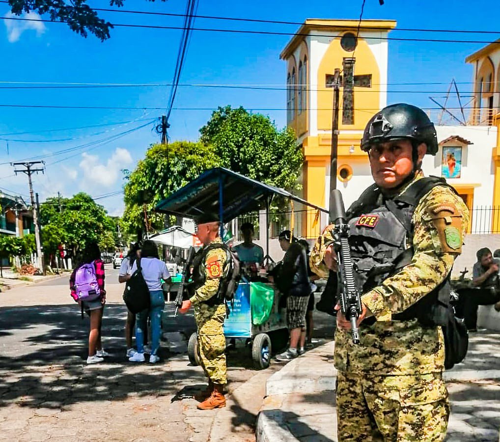 DefensaSV's tweet photo. La @FUERZARMADASV continúa trabajando 24/7, brindando seguridad a la población honrada a través de la #Fase4 del #PlanControlTerritorial. https://t.co/FgqHhL8of6