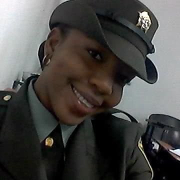 MiguelPoloP's tweet photo. Mire @FranciaMarquezM, ella es una mujer joven negra a quien el grupo terrorista FARC, mato con un fusilazo en la frente en su departamento Cauca ¿esta es su paz total? ¿Está feliz? ¿La vida de esta joven negra no vale, porque es policía? ¿En donde quedó su lema “hasta que la dignidad se haga costumbre”?  La primera dignidad es la vida segura y su paz total se la está quitando a los negros y policías de Colombia. Que tristeza y rabia siento en mi corazón 😤🙁