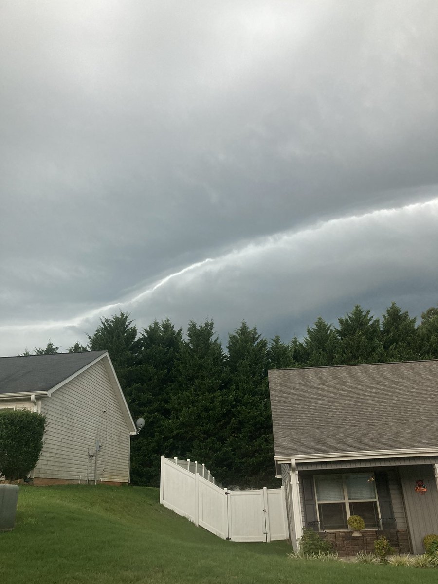 sweetdeerflower's tweet photo. Every day or so at like 5:15 PM in South Carolina the rapture briefly occurs https://t.co/CgdwWtv1E8