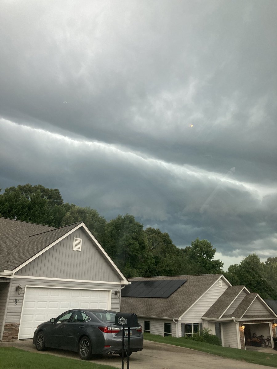 sweetdeerflower's tweet photo. Every day or so at like 5:15 PM in South Carolina the rapture briefly occurs https://t.co/CgdwWtv1E8