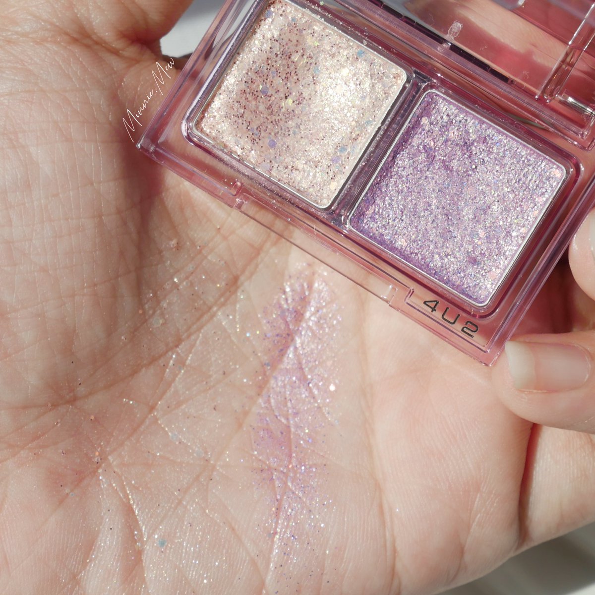 ซื้อมาเกือบเดือน เพิ่งได้ใช้ #4U2DuoEyeshadow เบอร์ 06 สีม่วง-ชมพู เนื้อสีไม่ชัดมาก แต่กลิตเตอร์คือดีงาม เนื้อจะออกครีม เกลี่ยง่าย นี่เน้นกดแท้บๆ ให้สีชัดไป

💸 ราคา : 159.-
📍 พิกัด : shope.ee/5Kirqpisq0

#4u2cosmetics #4u2thailand  #รีวิว4u2 #คู่สีเสกตาสวย #ดูโอ้อายแชโดว์