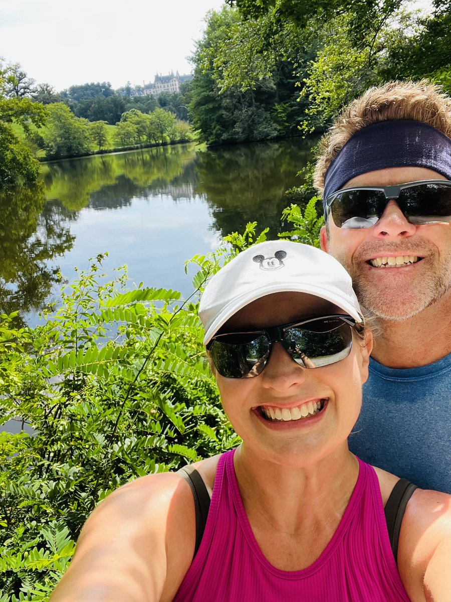 racheladamstn's tweet photo. We did our @ChiMarathon training run at @BiltmoreEstate today! Miles with views and views for miles! 😍RSD#956 #rwrunstreak #ChicagoMarathon2023 #americancancersociety #teamdetermination #fitleaders @JarrodTN @fit_leaders https://t.co/ThQjCuH3sl