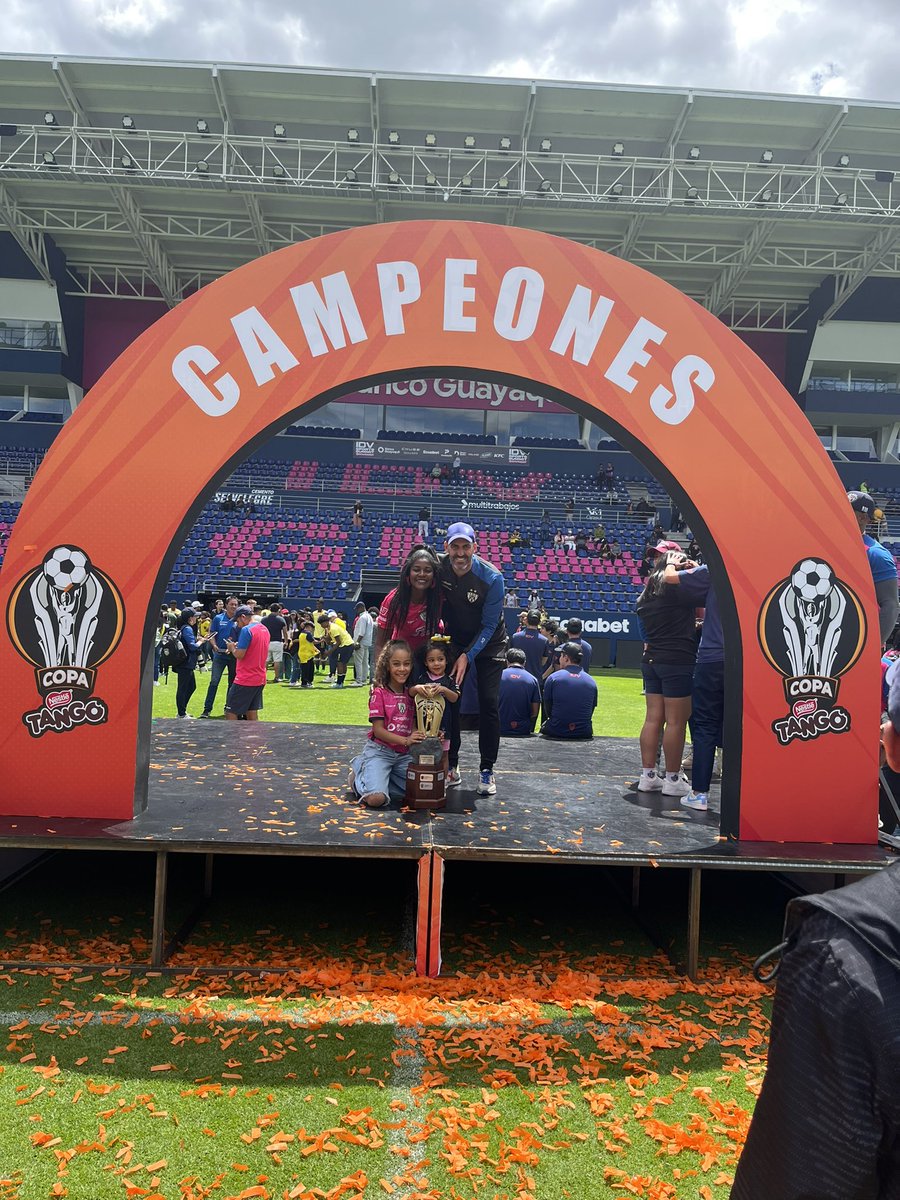 abombin's tweet photo. Broche final a unos días maravillosos disfrutando de la #CopaTango Copa Mitad del Mundo y el #IDVSummit Experiencia inmejorable cargada de muchas experiencias y nuevos aprendizajes. Grandioso la familia @IDV_EC https://t.co/JfL6FhehVW