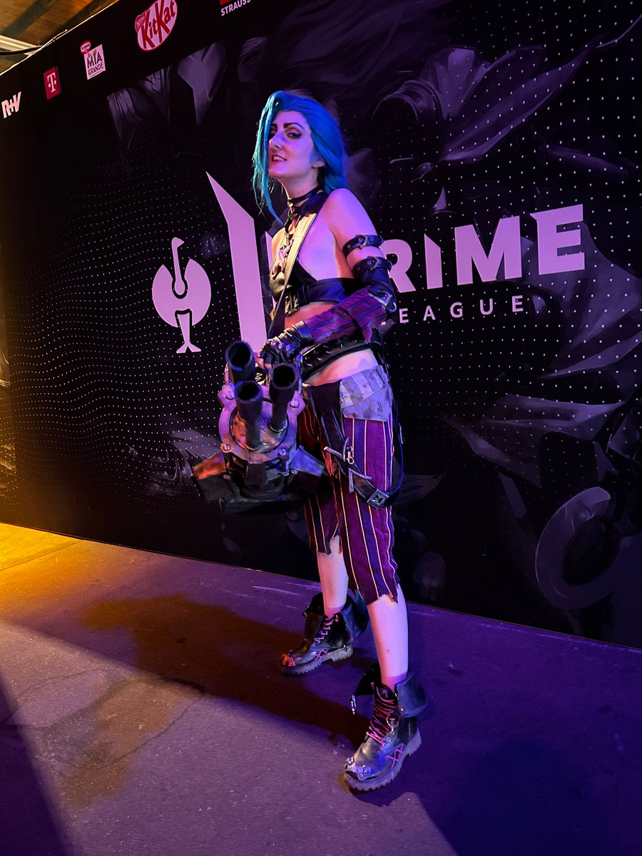 Fertig wie ein Brötchen aber happy. Das Event war hammer und jinx ist so unglaublich gut angekommen. Mit dem Cosplay für einen Job gebucht worden zu sein und das es dabei auch noch so gefeiert wird war ein MEGA Gefühl. 😭🙏