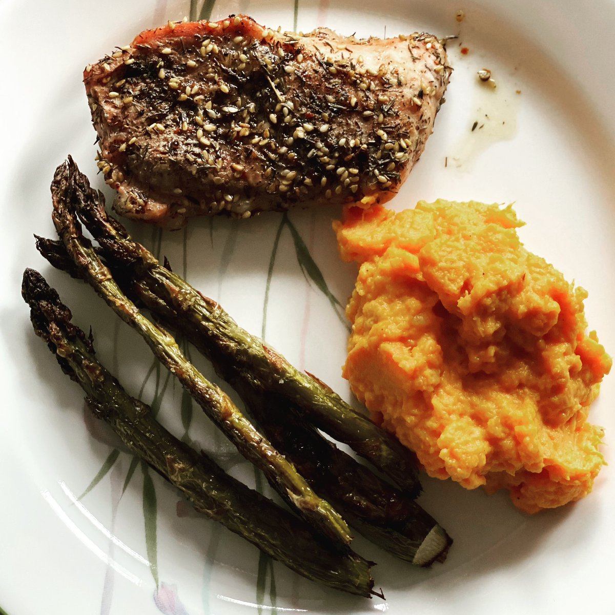 kelly2819's tweet image. Za’atar pork chops &amp;amp; made mashed sweet potatoes (with Cinnamon &amp;amp; Nutmeg Vitality oil for enhanced flavor) for the first time! With roasted asparagus, too 😋.

#Saturday #Dinner #Zaatar #PorkChops #SweetPotatoes #Asparagus #Cinnamon #Nutmeg #VitalityOils #Yummy