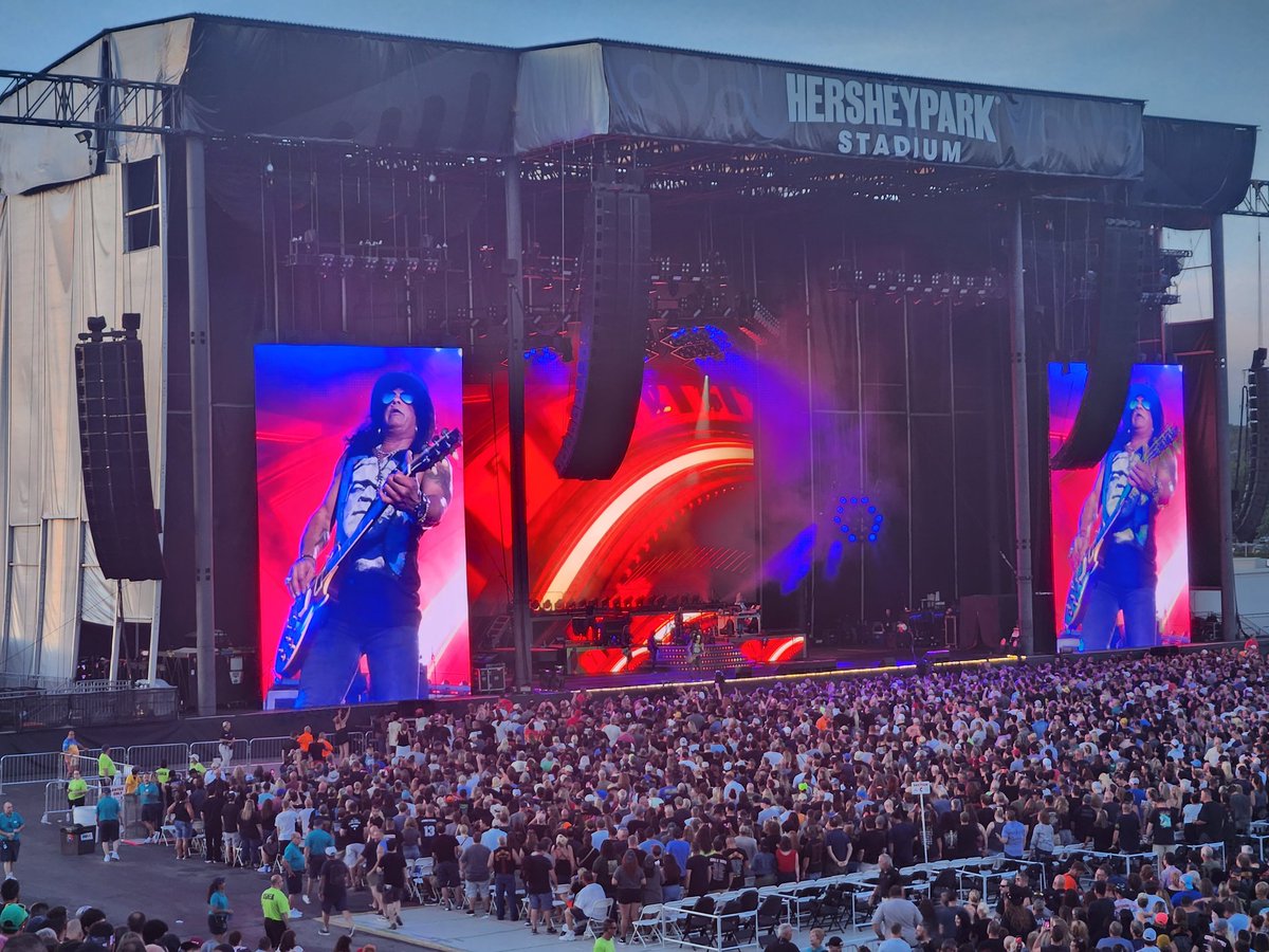 Trent_Rotz's tweet photo. Guns N' Roses was a blast. Can only imagine seeing them in the late 80's early 90's but better late than never https://t.co/v4z9nLiVY2