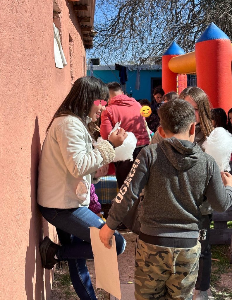 ComSocialUY's tweet photo. Segundo año como Compromiso Social siendo parte de celebraciones del día de la niñez. Esta vez apoyando a @son.risasmvd, merendero en el que con mucho amor y esfuerzo trabajan todo el año en el barrio Casabó. Gracias por dejarnos ser parte de esas sonrisas 💖 https://t.co/yg3qPUKs1c