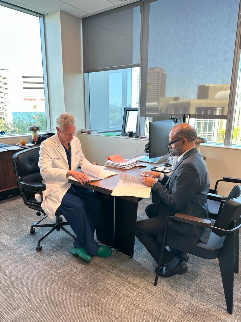 drkhariprasad's tweet photo. It was a privilege to visit Barrow Neurological Institute, in Phoenix, AZ - a Global Centre of Excellence in Neurosciences. Dr. Lawton, President &amp; CEO and his team explained about the outstanding diagnostic, therapeutic, academic, research &amp; rehabilitative work.
 
@BarrowNeuro https://t.co/NdLKsi23ru