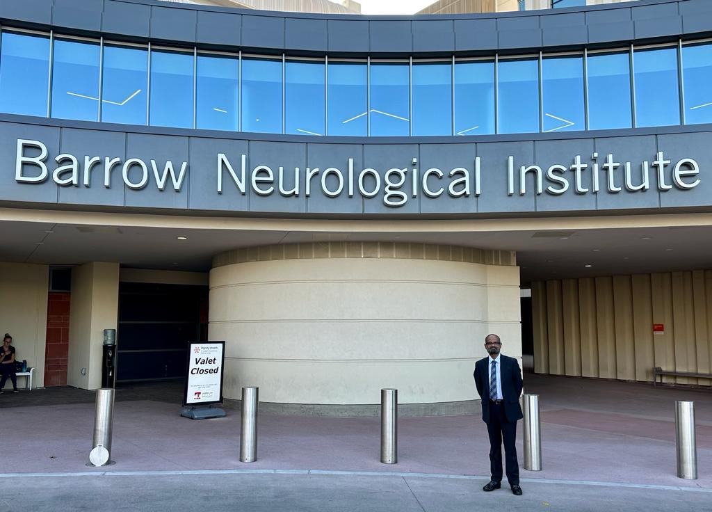 drkhariprasad's tweet photo. It was a privilege to visit Barrow Neurological Institute, in Phoenix, AZ - a Global Centre of Excellence in Neurosciences. Dr. Lawton, President &amp; CEO and his team explained about the outstanding diagnostic, therapeutic, academic, research &amp; rehabilitative work.
 
@BarrowNeuro https://t.co/NdLKsi23ru