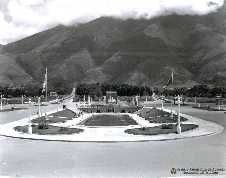 ArquitecturaVzl's tweet photo. El 11 de agosto de 1945 fue inaugurada la plaza Altamira de #Caracas en un acto que estuvo acompañado por la Orquesta Sinfónica y el ballet de Monte Carlo. Cientos de personas acudieron a disfrutar del nuevo espacio público ubicado en el acceso de la urbanización Altamira. https://t.co/R3UUB9vEPu